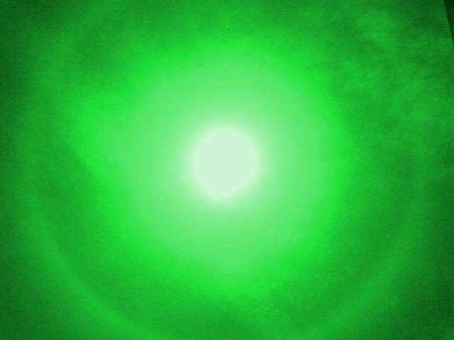 Halo-Effekt (kreisrunder Regenbogen) in Smaragdgrün